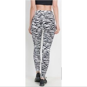 Mono B Womens Leggings Size XS - S - M Zebra Animal Print Black White New